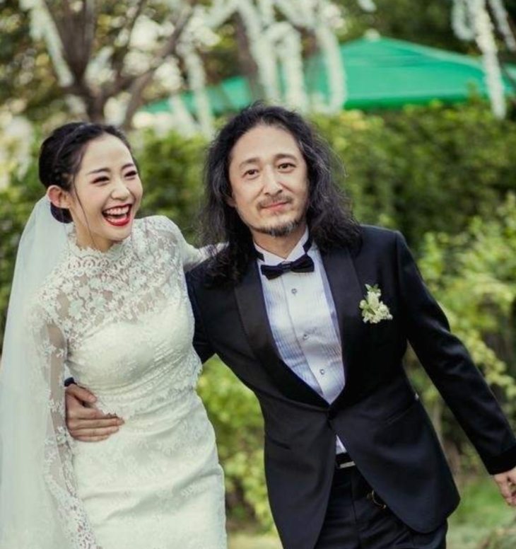 三宝年纪大了，不想拼搏了，很正。常感觉万千惠是自己主动追求三宝，她有所图很正常呀