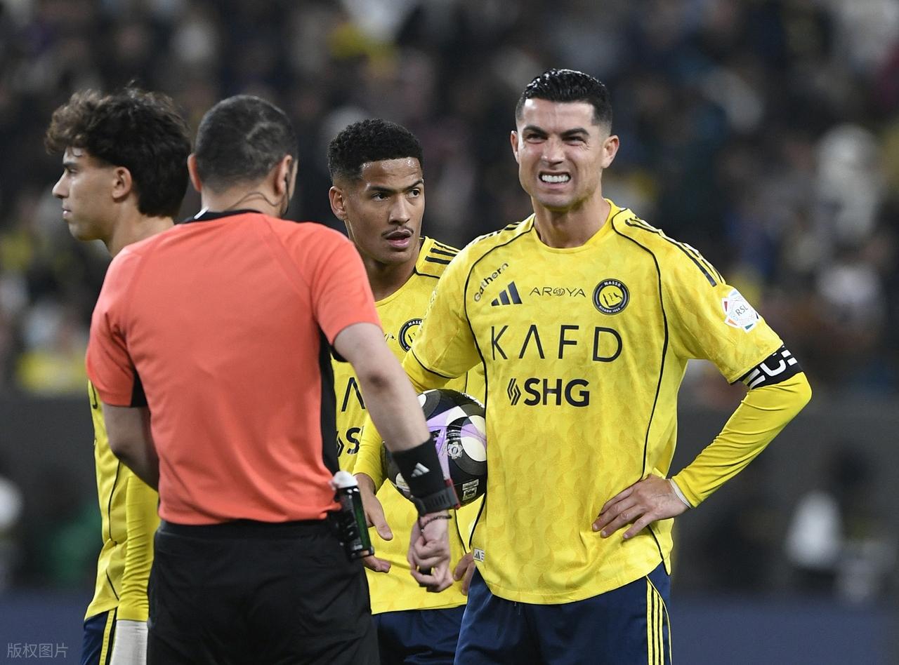 随着利雅得新月2-1逆转，沙特联最新积分榜：C罗率队落后榜首7分