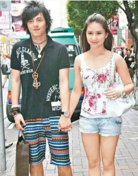 何超莲交往过的三任男友就没有丑的 ​​​
