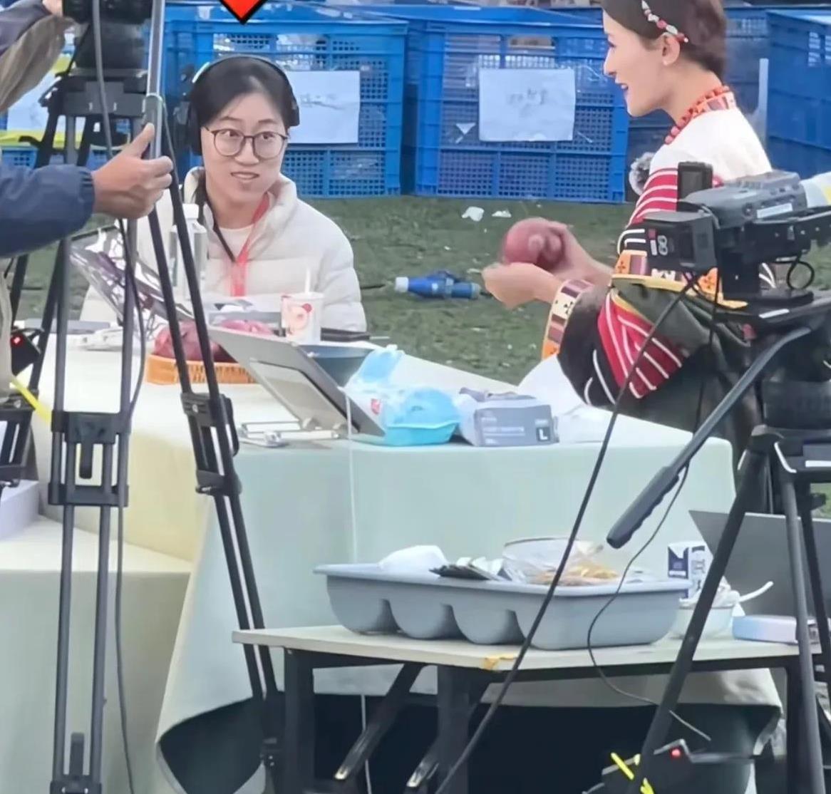 与辉同行外景最让人羡慕的工作出炉了！
与辉同行这次外景，有人拍到安安在直播的时候