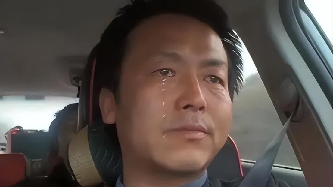 带偏瘫妻子跑车司机交新女友遭网暴：生前一碗水，胜过坟前万吨灰