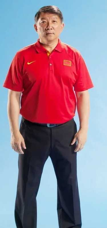 唯一给男女篮都拿回冠军的68岁狠人，又上岗了。

当别家教练退休钓鱼，宫鲁鸣抱着