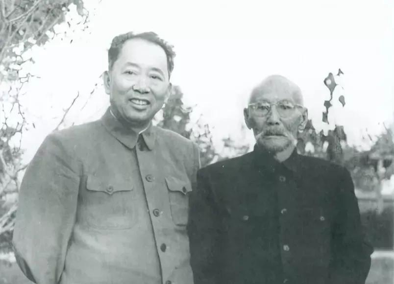1961年6月，刘亚楼与养父刘德香在杭州丁家山空军疗养院，温暖又温馨，其乐融融，