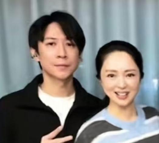 董璇跟她这个不知名的老公看上去都是很疲惫心里很多苦的感觉。
两个人既没有夫妻相，