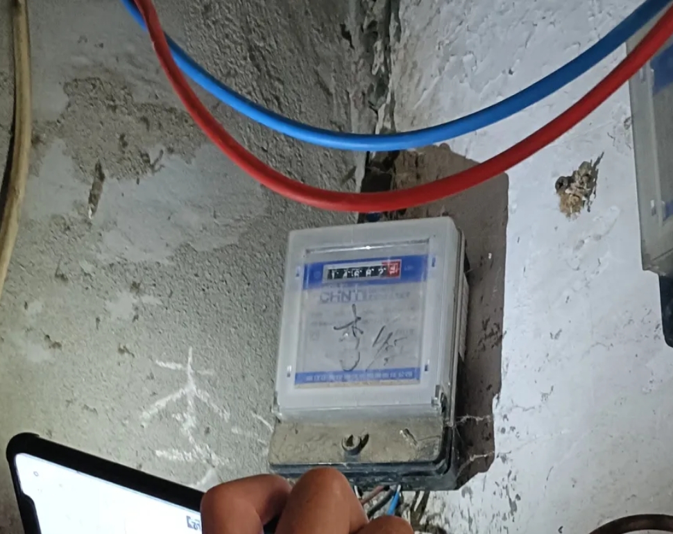 隔壁李大姐一年不在家，家里所有能用电的电器全都停了，但每个月物业都要发微信叫她交
