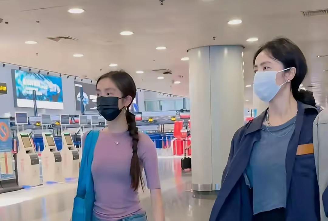 家人们，娱乐圈星二代动态总是备受关注，这不，19岁的黄多多放假回国啦，还和妈妈一