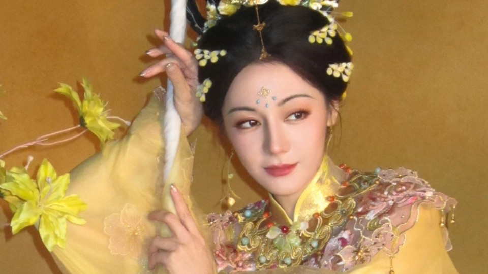 迪丽热巴中秋美出圈！敦煌风服饰配圆月，这才是东方美学天花板