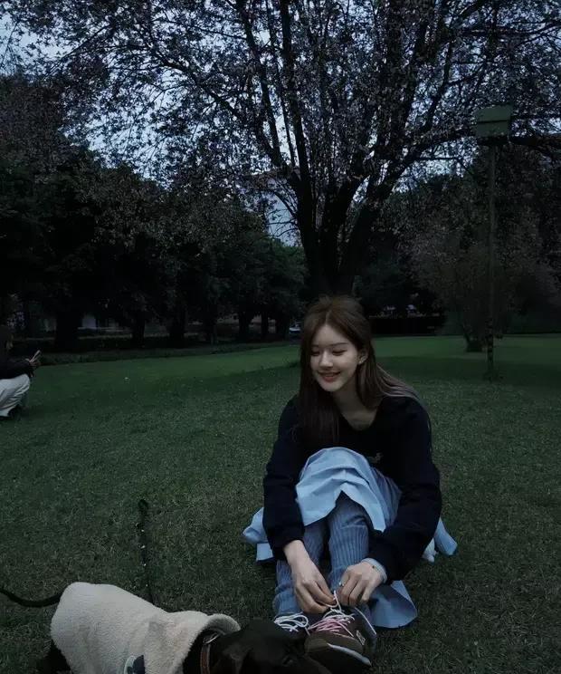 赵露思顶樱花粉炸街！闺蜜团集体变酸：甜妹统治地球不需要逻辑
3月23日，赵露思的