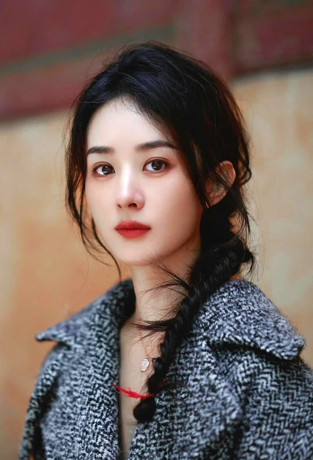 赵丽颖的婚恋观为何总能引发热议？
一张她对着手机屏幕若有所思的照片，让&quo