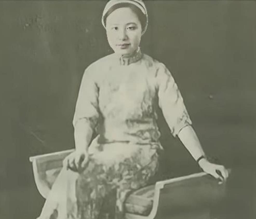 19岁的杨蕴如嫁给了文质彬彬的孙家大少爷，三天就闹着要离婚，母亲以为女儿受了委屈