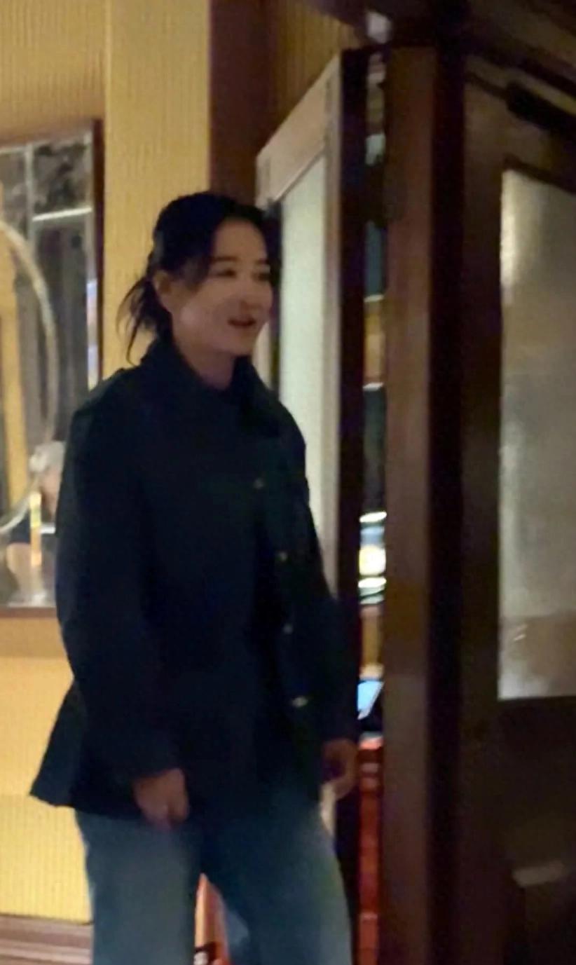 贾玲43岁生辰上海现身：优雅蜕变，自在绽放
在贾玲43岁生日这个特别的日子里，她