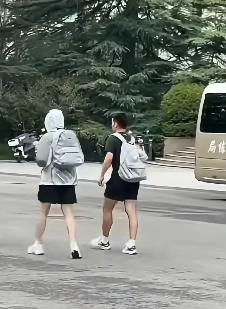 王楚钦好萌呀，小朋友上线
王楚钦穿着防晒衣，带着帽子，背着双肩包，双手还拽着包包