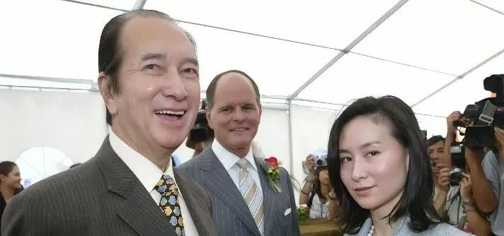 一次何超琼和父亲出席一活动时的合影，只要和这个女儿在一起赌王就会开心大笑，曾经质