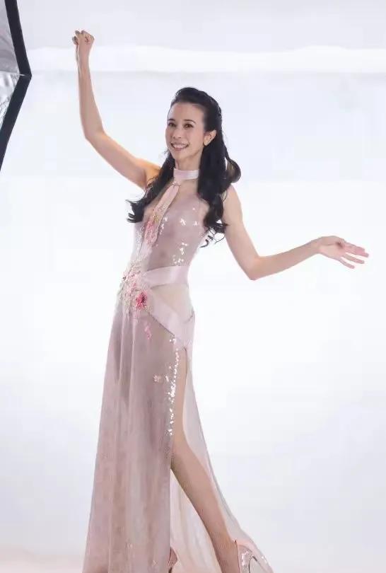 莫文蔚太美啦！一袭纱裙，乌黑靓丽的大卷发，太美啦！妥妥的女神一枚！
这才是真正的