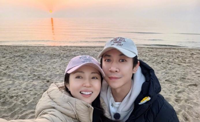 董璇与张维伊疑似没有领证！
在网上看到这条消息时很多网友都在为董璇而开心！
本来