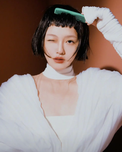 那些说大S懒，
婚后靠汪小菲养着的人，
看看大S婚后这几年都做了哪些工作？
大S