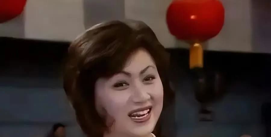 不知马兰为何会喜欢上比自己年长16岁的文化大师余秋雨。或许很多人会眼红嫉妒，余老