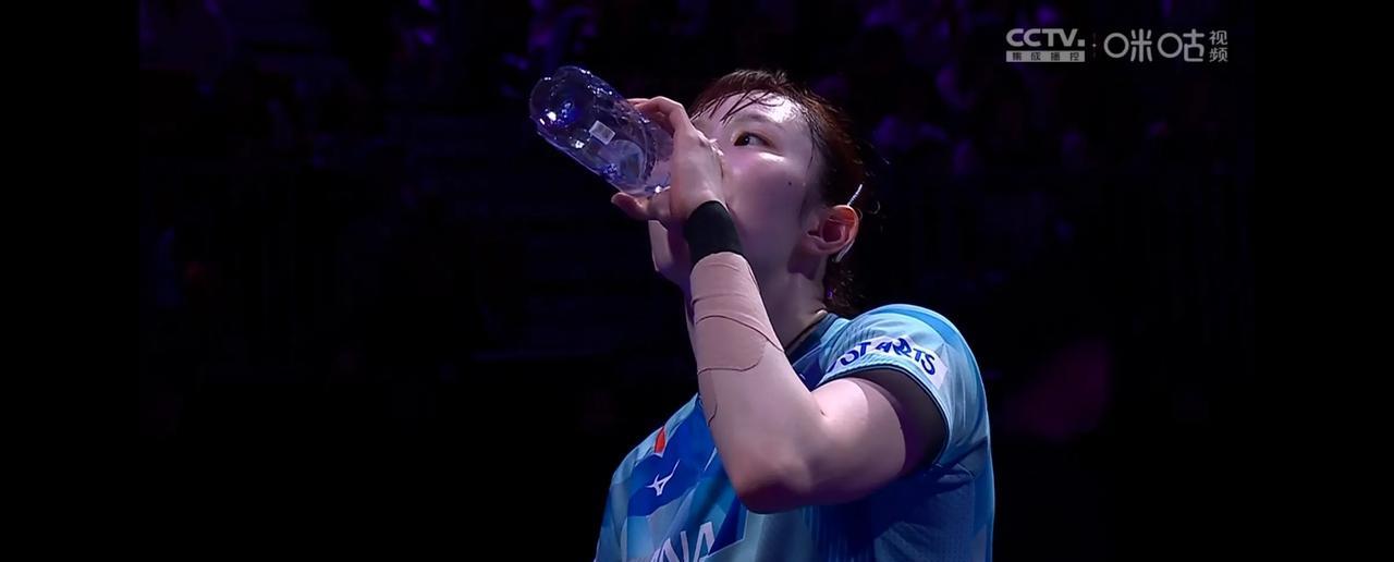 王艺迪3-1战胜早田希娜，真是大快人心！取得1/4决赛首场抗日胜利！
在场上可以