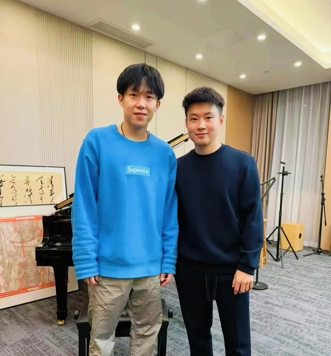 王楚欣和赵心童这两人长得实在太像了，该不会是亲戚吧？
25岁的王楚钦今年在乒坛大