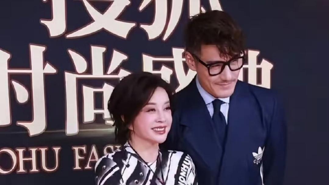 75岁刘晓庆红毯蹦跳引爆热搜：这届网友集体被“逆龄暴击”