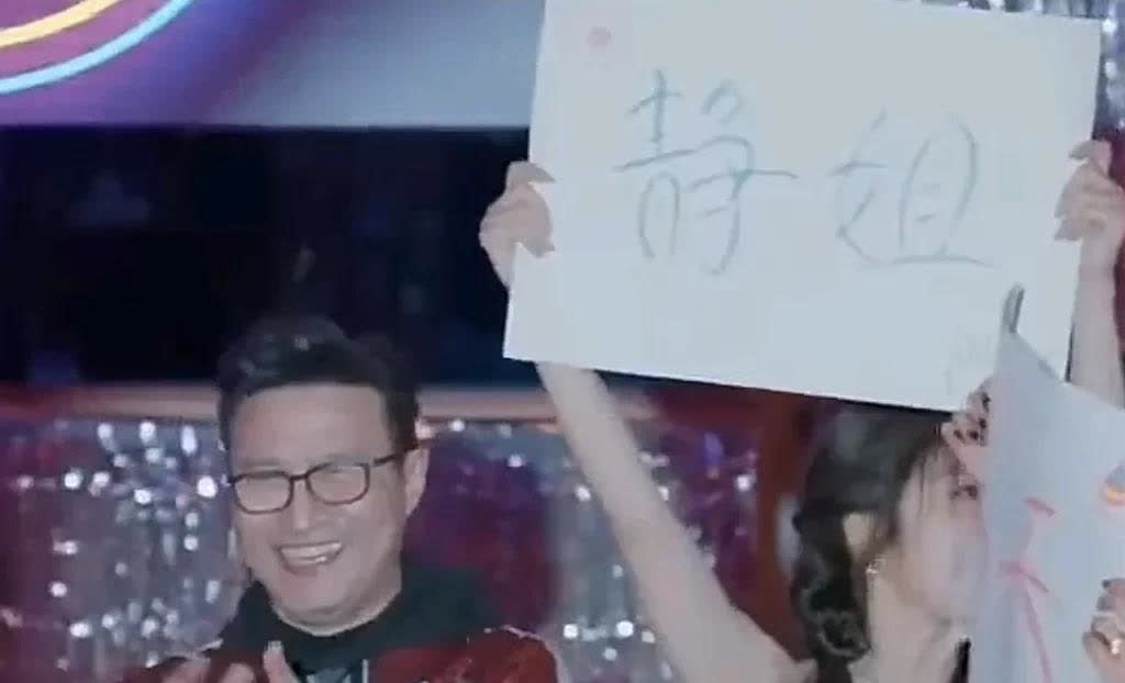 汪峰为宁静举行的生日派对里，汪峰精神状态矍铄，脸颊丰满，脸部皮肤皱纹看不到但过分
