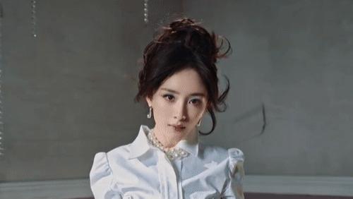 杨幂最近释出的一组复古风格时尚大片，很有港风