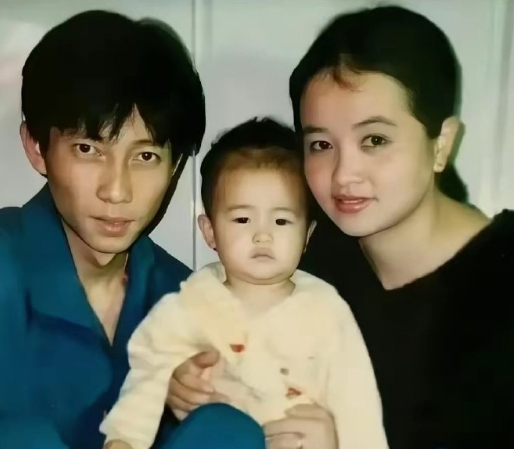 谁能想到这个小女孩以后会是娱乐圈一线女明星？ ​​​
