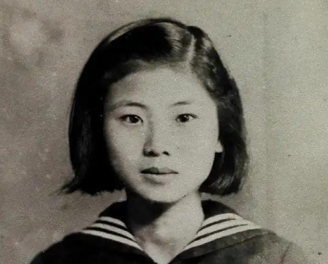 1956年，国民党将丁窈窕押赴刑场时，给她拍下了这张照片，她不是战斗英雄，被捕只