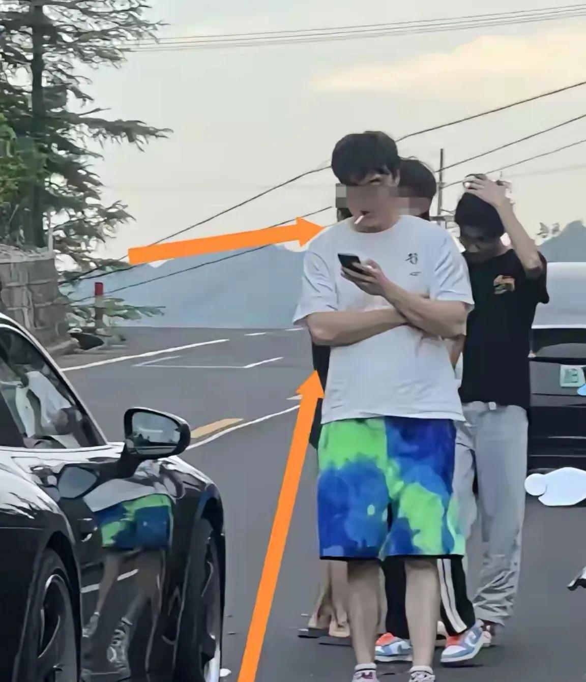 这个场景像一把剑，刺痛着很多人的神经，是冷漠无知还是高高在上的优越感？
但从人生