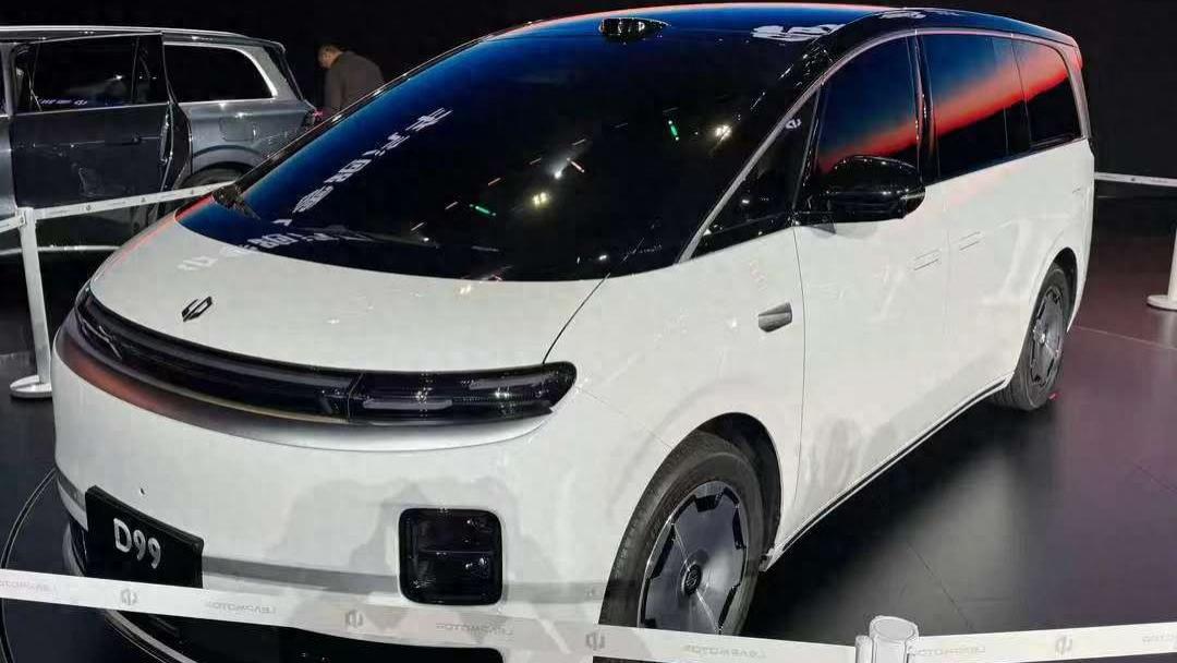零跑D99实车亮相，车长超5.2米，高通骁龙8797芯片，双腔空气悬架