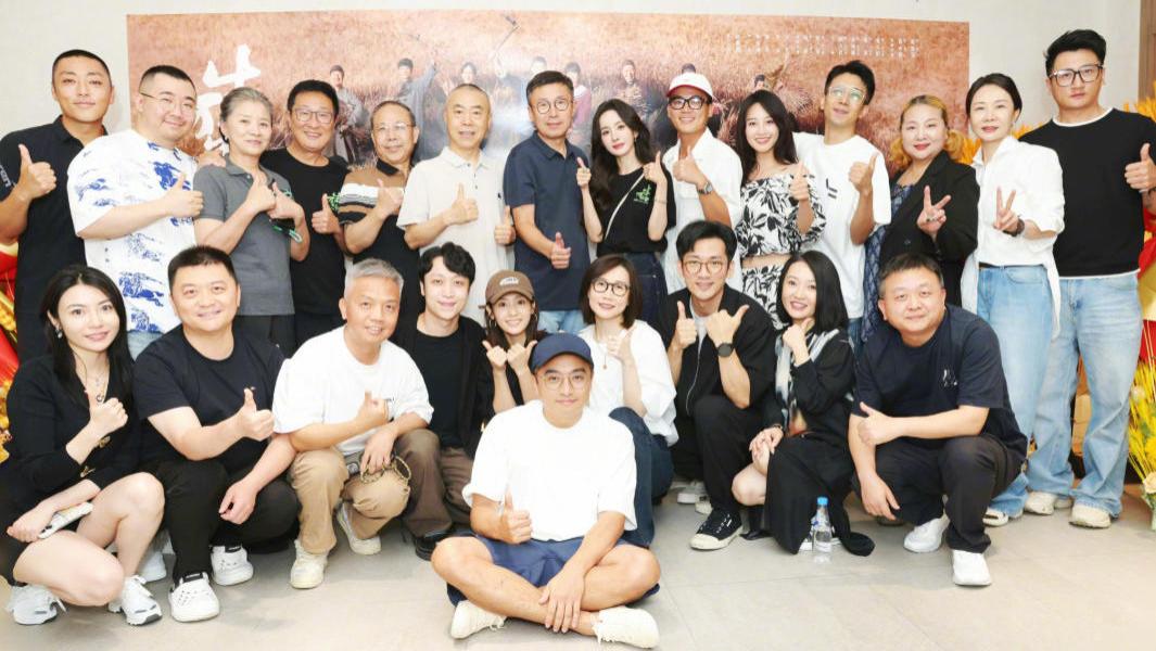 《生万物》收视率创新高，剧组庆祝合照，角色展现嫁给爱情的魅力