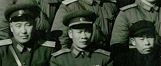 他担任省军区副司令几年，因待遇问题要退休，后改任大军区副司令
“1975年2月的