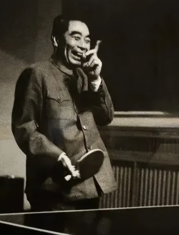 60年代，周总理打乒乓球的一张照片，总理笑得真有趣！

在上个世纪 60 年代，