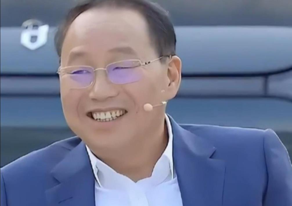 赛力斯张兴海笑得乐开了❀。

雷军忙乎半天发布小米YU7，号称是豪华性能SUV，