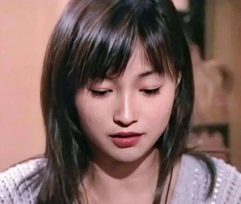 1994年，黎明迷上了“最美郭襄”李绮红，他两次大胆表白希望对方做自己的女朋友，