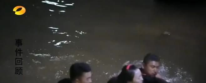 浙江杭州，三名男子在凌晨发现一名女子落水后，立即跳入河中进行救援，并因此受到民警