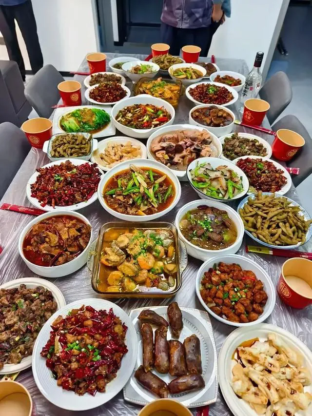 今天去朋友家吃饭，这一桌子菜没3000块钱下不来吧？

