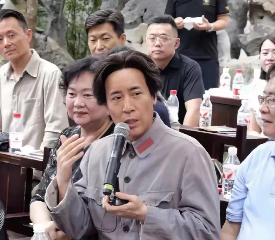 又有人出来饰演伟大教员，教员的角色不是一般人能够表演的，不仅仅要求形似，而且要求