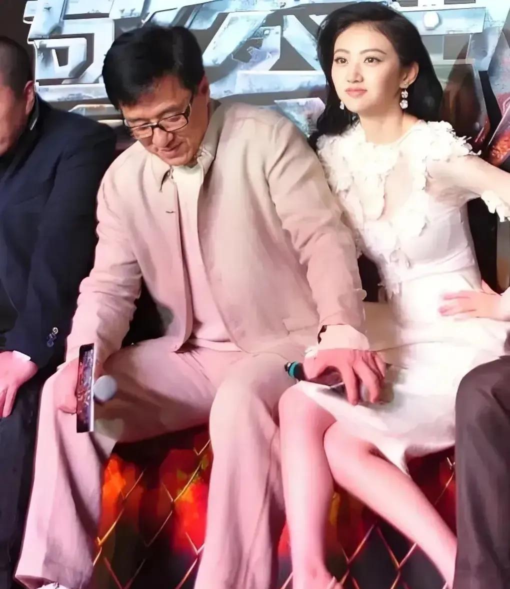 成龙这个举动暖心，你们猜猜是什么意思？