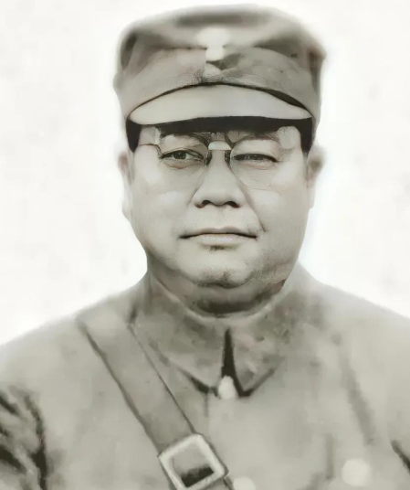 1938年的一天，桂军某师长俘获了两名日军士兵，观察到他们身材矮小，师长突然想到
