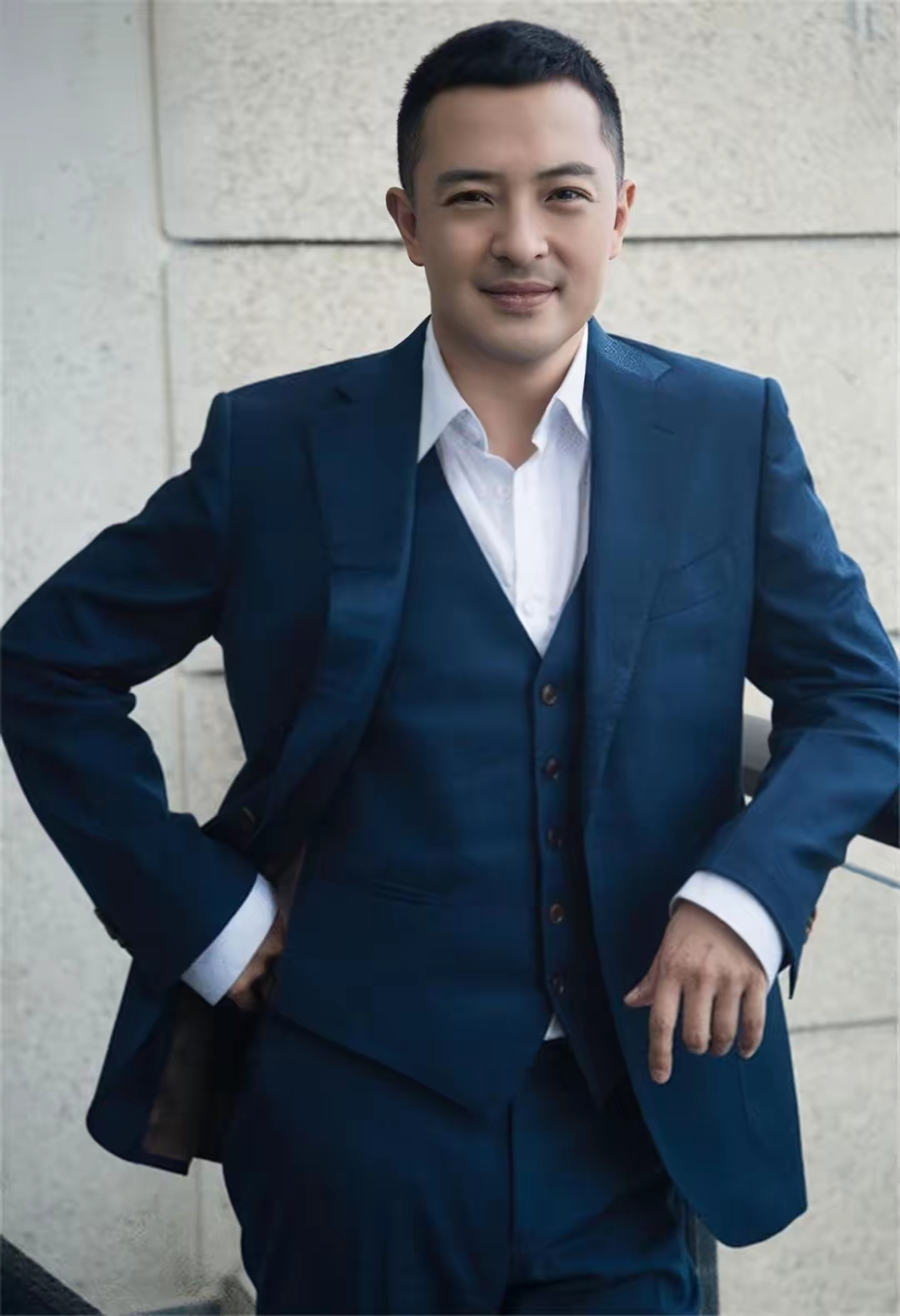 那年曾黎考上中戏，很多人慕名赶去睹一睹曾黎的美貌，但是曾黎却看上穷困潦倒的富大龙