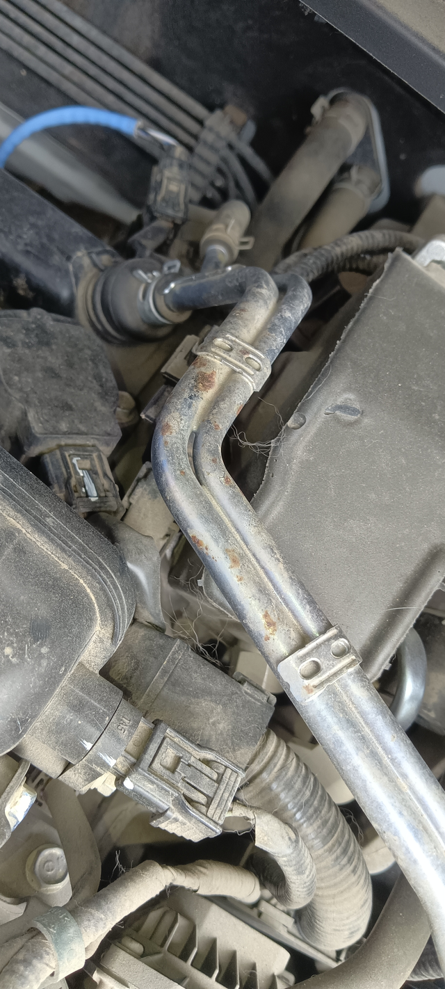 各位同门师兄们
这管子是干什么的？什么材质？三年的车。开始生锈了，过保就开始了