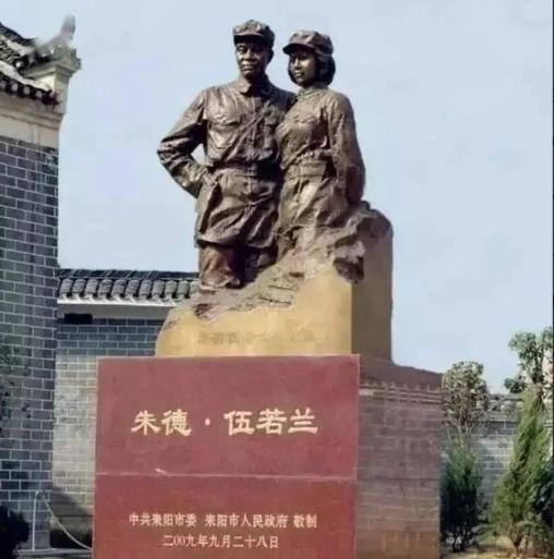 1929年，朱德和妻子正在吃饭，突然，十几个敌军踹门而入：“谁是朱德！”生死关头