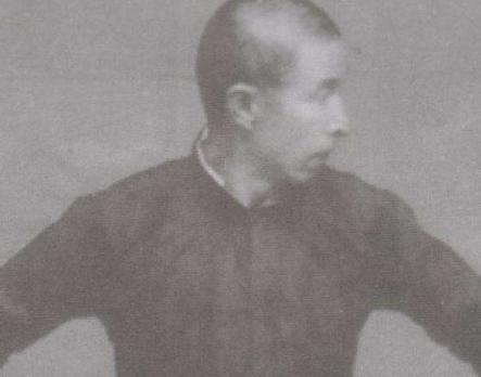 1920年，日本高手板垣一雄挑战孙禄堂，刚交手就被打倒在地，他不服，对准孙禄堂开
