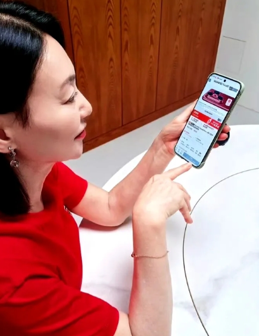 估计惠英红做梦也想不到，这次大牌能请她代言，不是因为她实力，更不是因为她超高的名