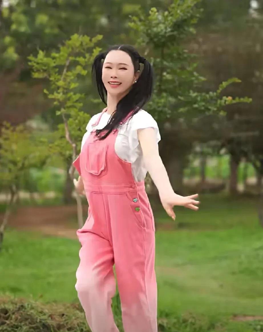 她来自山东，61岁年龄，少女身材不变样，穿少女服饰，绑少女马尾辫，61岁年龄特征
