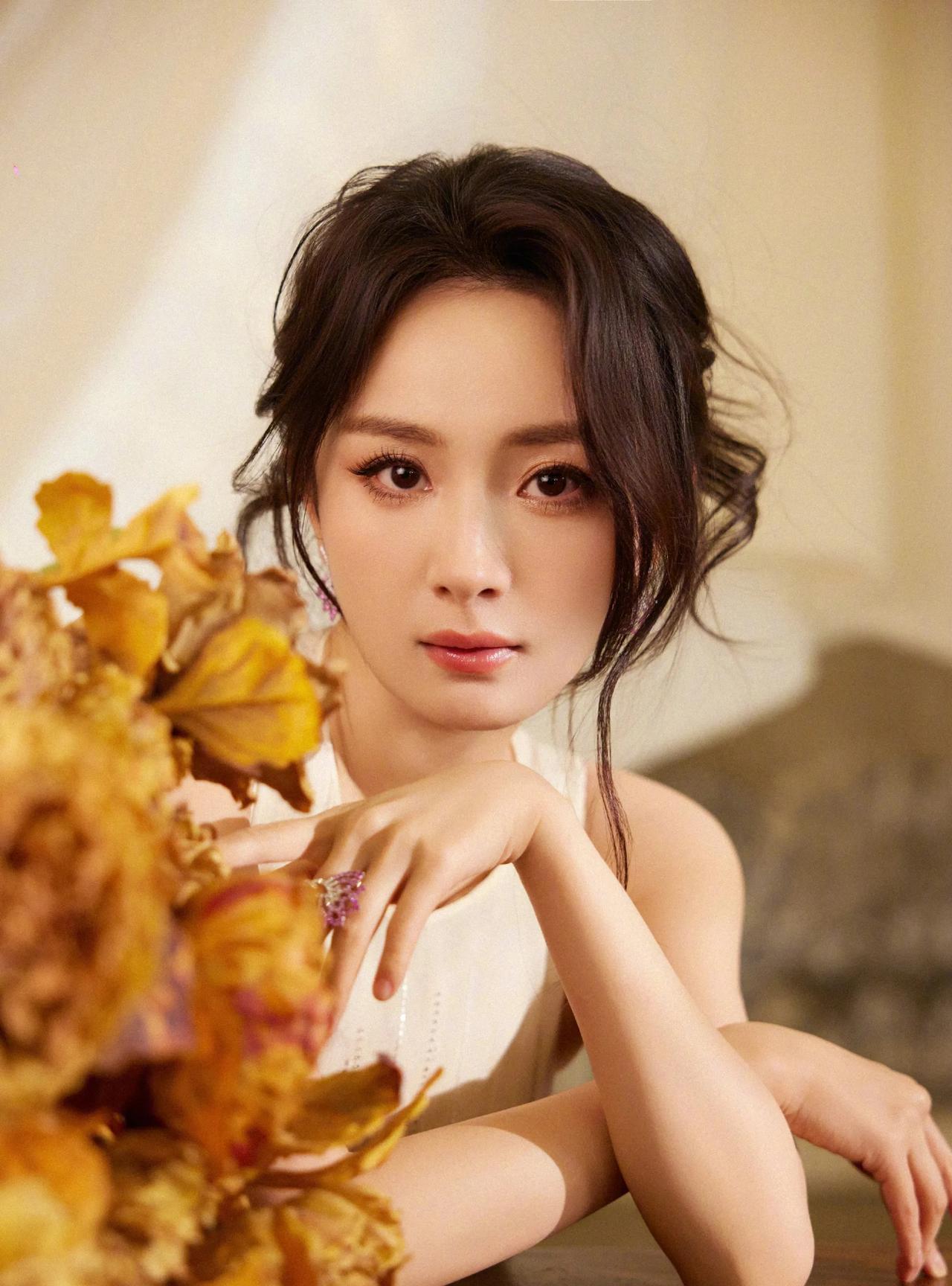 杨幂 Aelis Spring 2025 Couture
新造型腰间花朵身穿 A