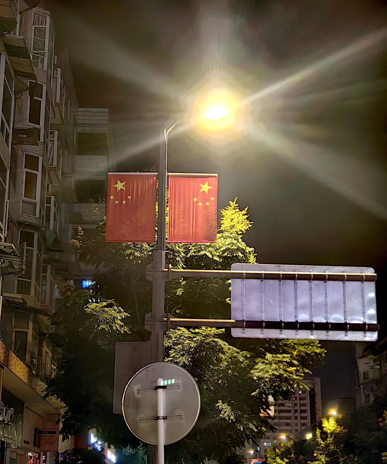 多年前，我的一位老师总结说：麻将能拯救眼睛。她说如果不去打麻将，就会待在家里不停