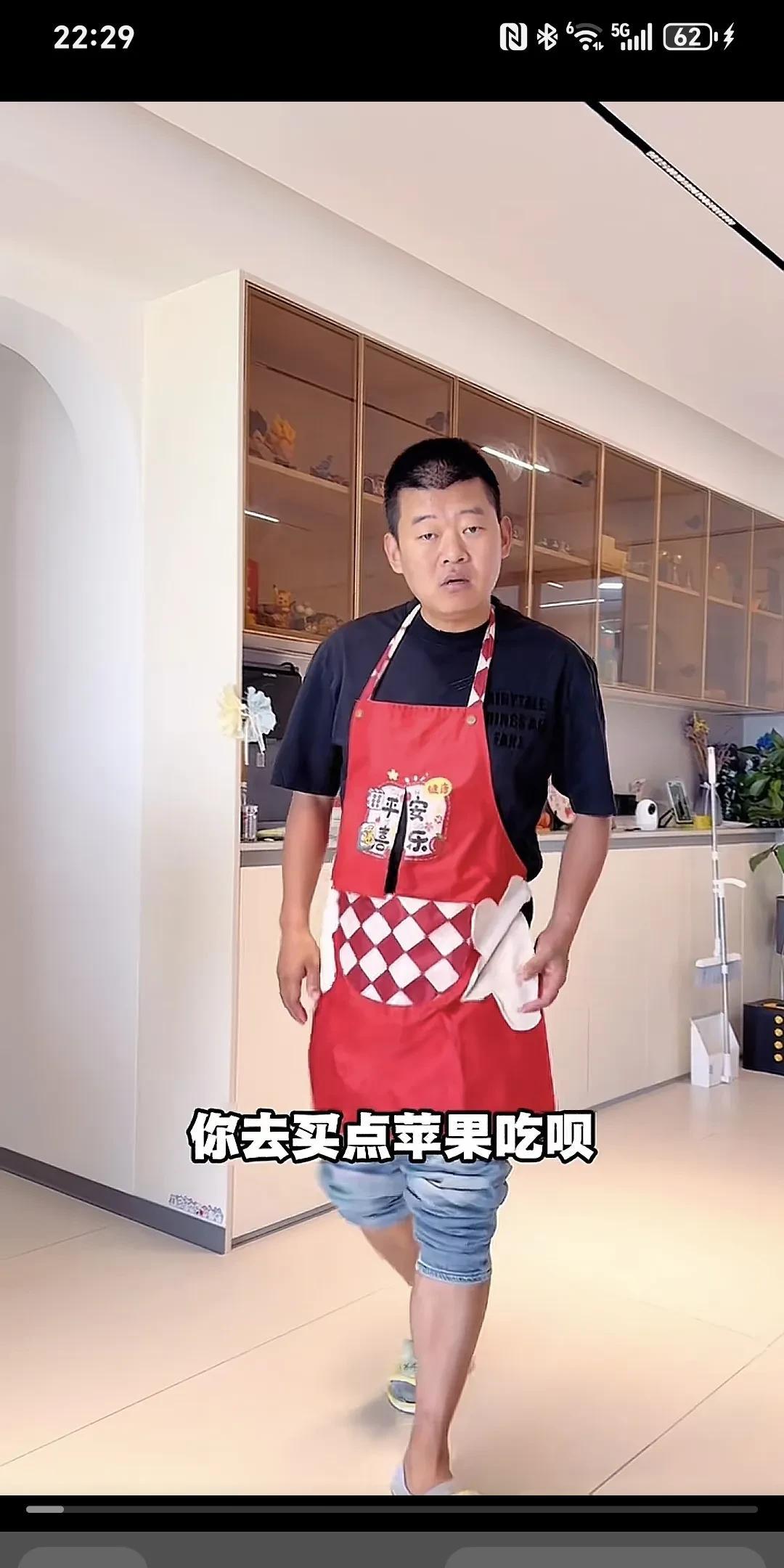 老何，你去买些苹果来吃吧。哦，我正在做饭呢，你自个儿去呗。天太热了，我不想去。那