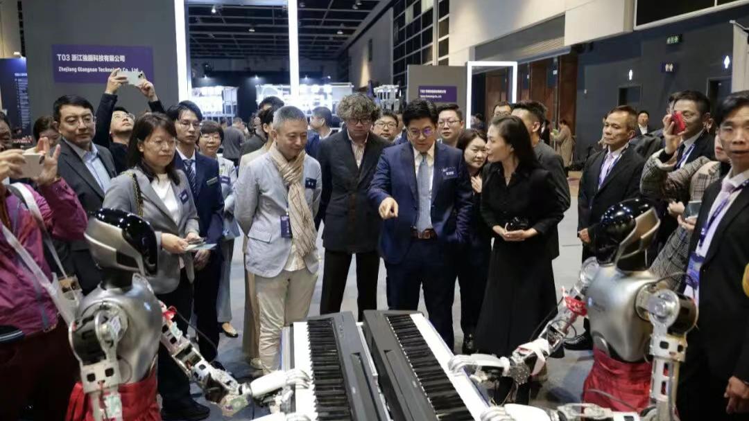 快讯｜特斯拉机器人街头“打工”卖爆米花；灵心巧手香港AI艺术节秀“艺能”，香港艺发局主席霍启刚积极评